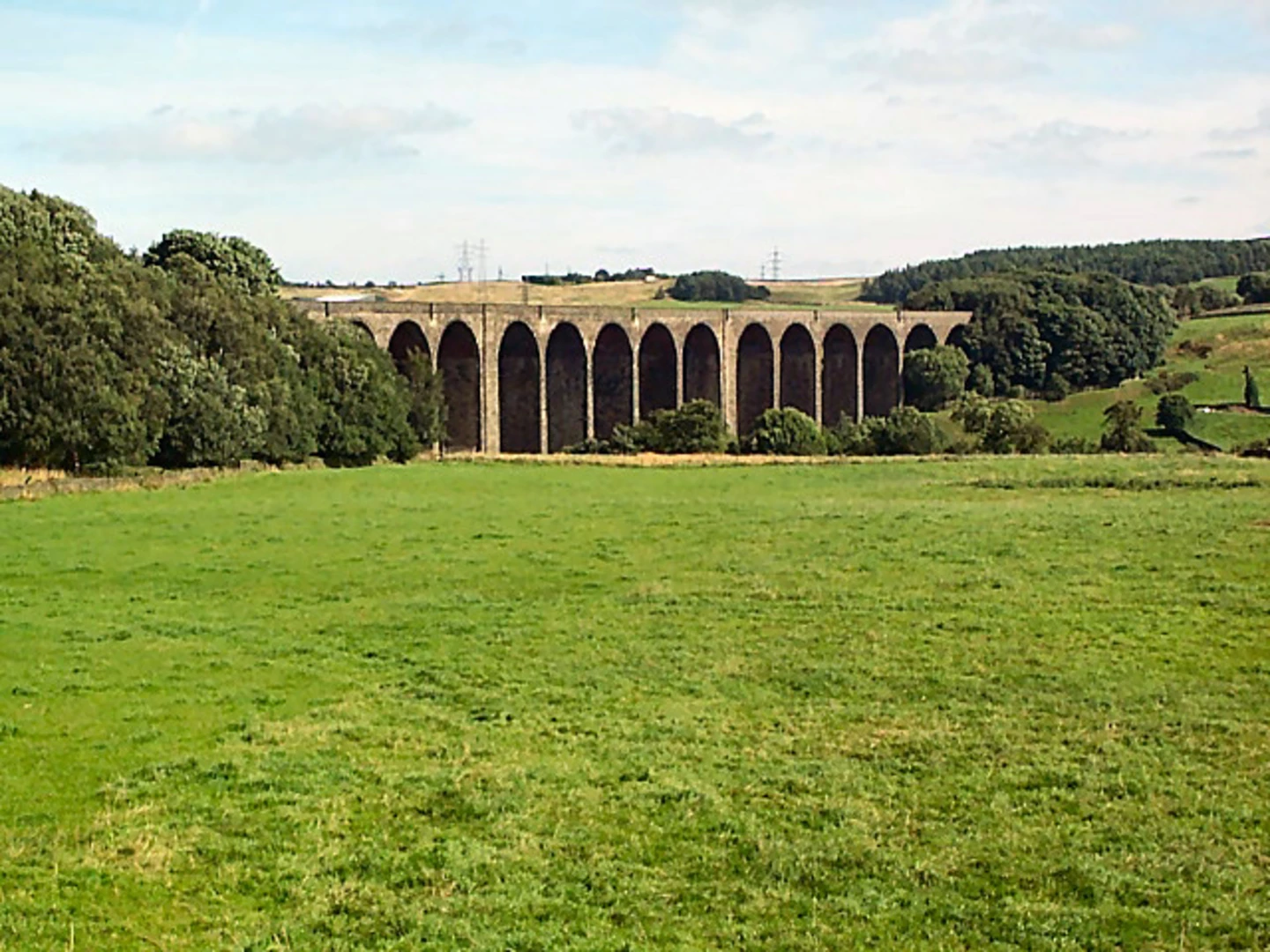 An image depicting the trail Black Moor, Hallas Rough Park and Hewenden Reservoir Loop and its surrounding area.