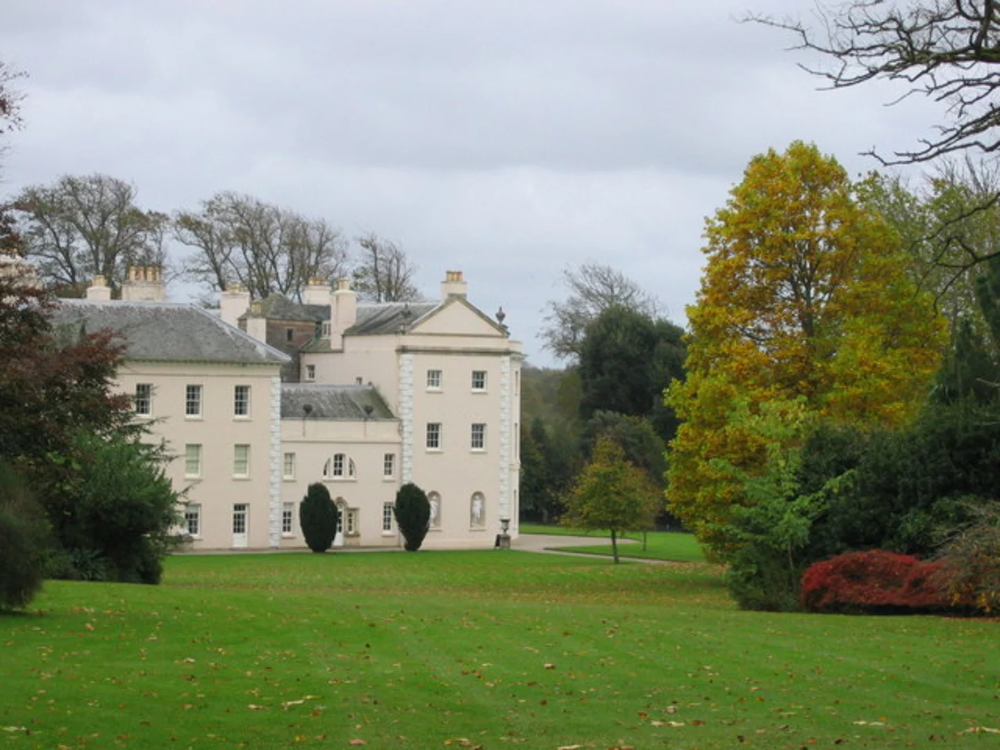 An image depicting the trail Saltram Pillars Walk and its surrounding area.