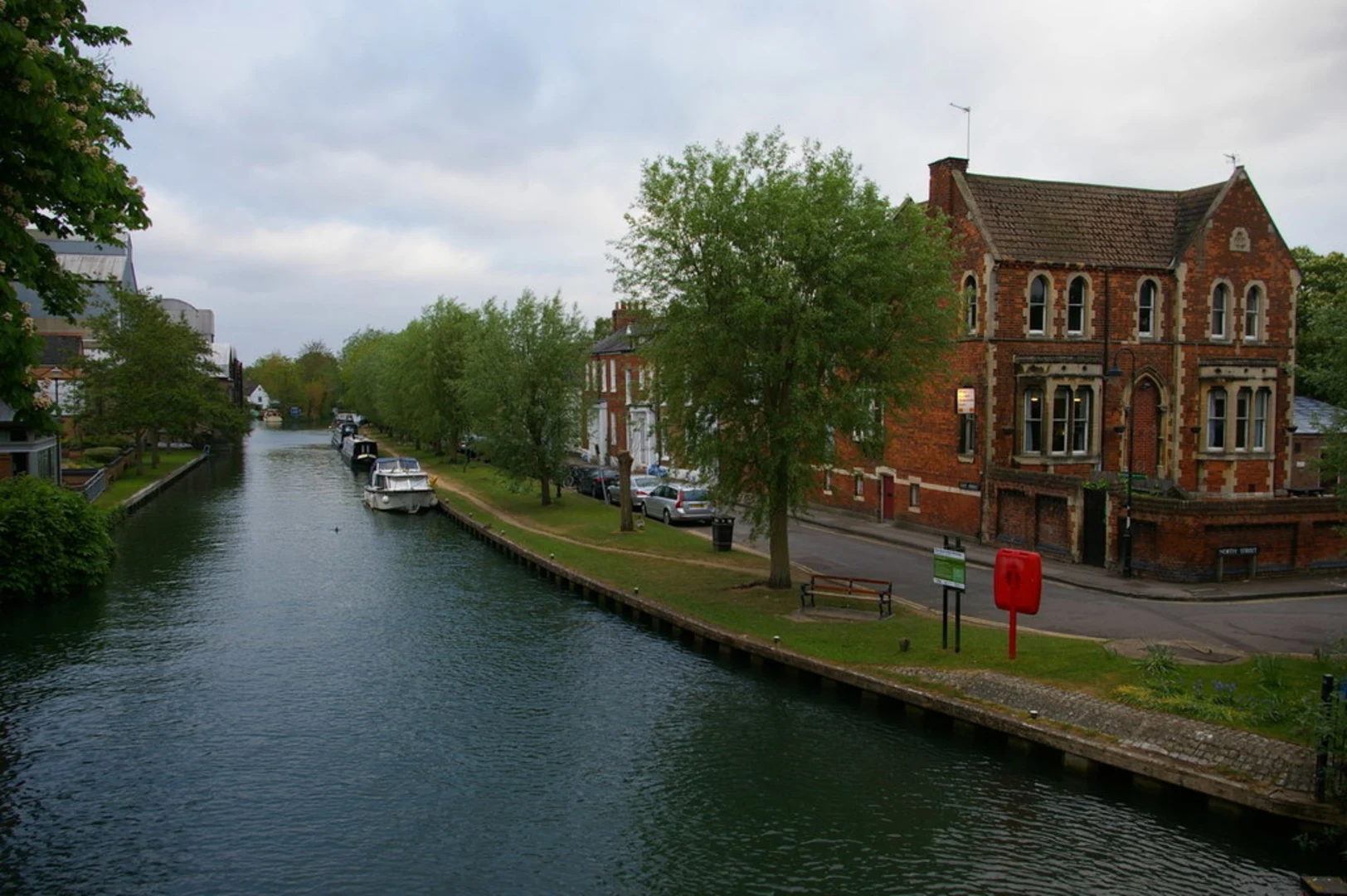 An image depicting the trail River Thames via Thames Path in Oxford and its surrounding area.
