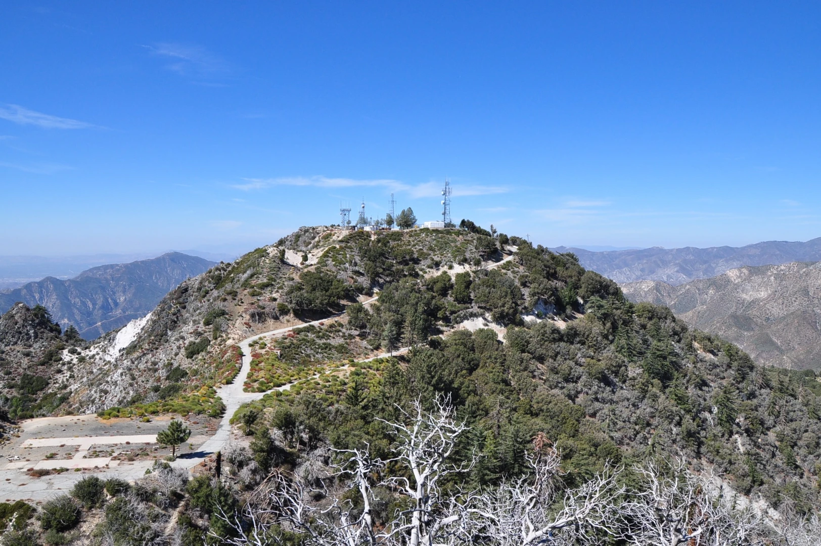 An image depicting the trail San Gabriel Peak via Bill Riley Trail and its surrounding area.