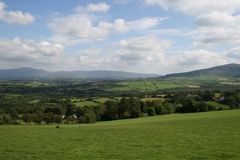 An image depicting the trail Binn Fhaiche and Mount Brandon and its surrounding area.