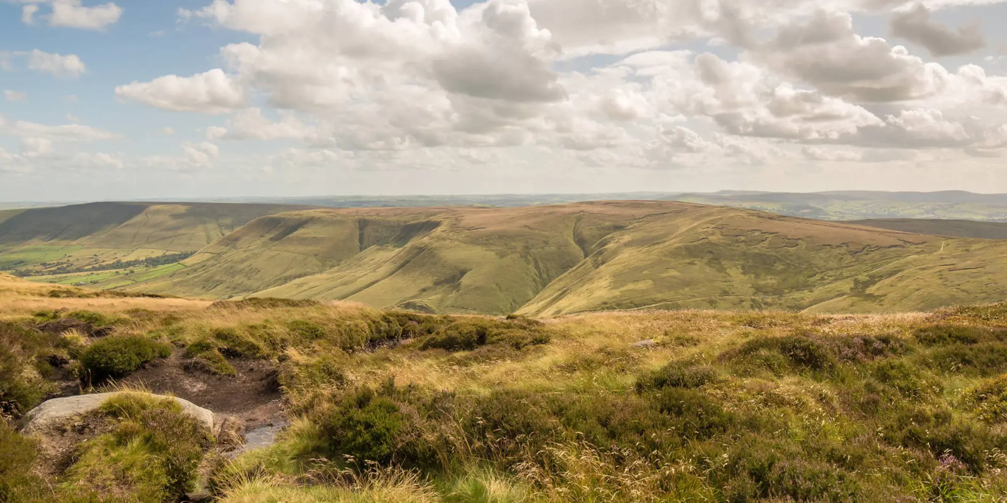 An image depicting the trail The Kinder Edges from Edale and its surrounding area.