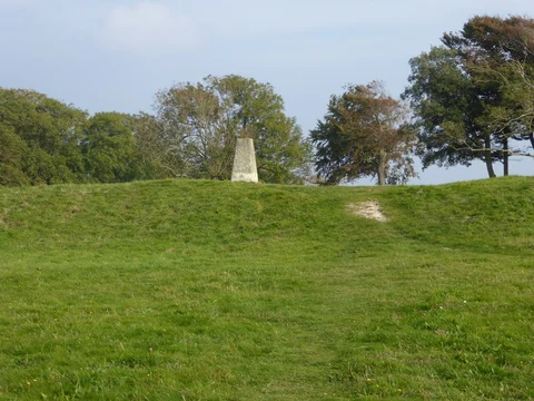 An image depicting the trail Highdown Hill and Highdown Gardens Loop and its surrounding area.