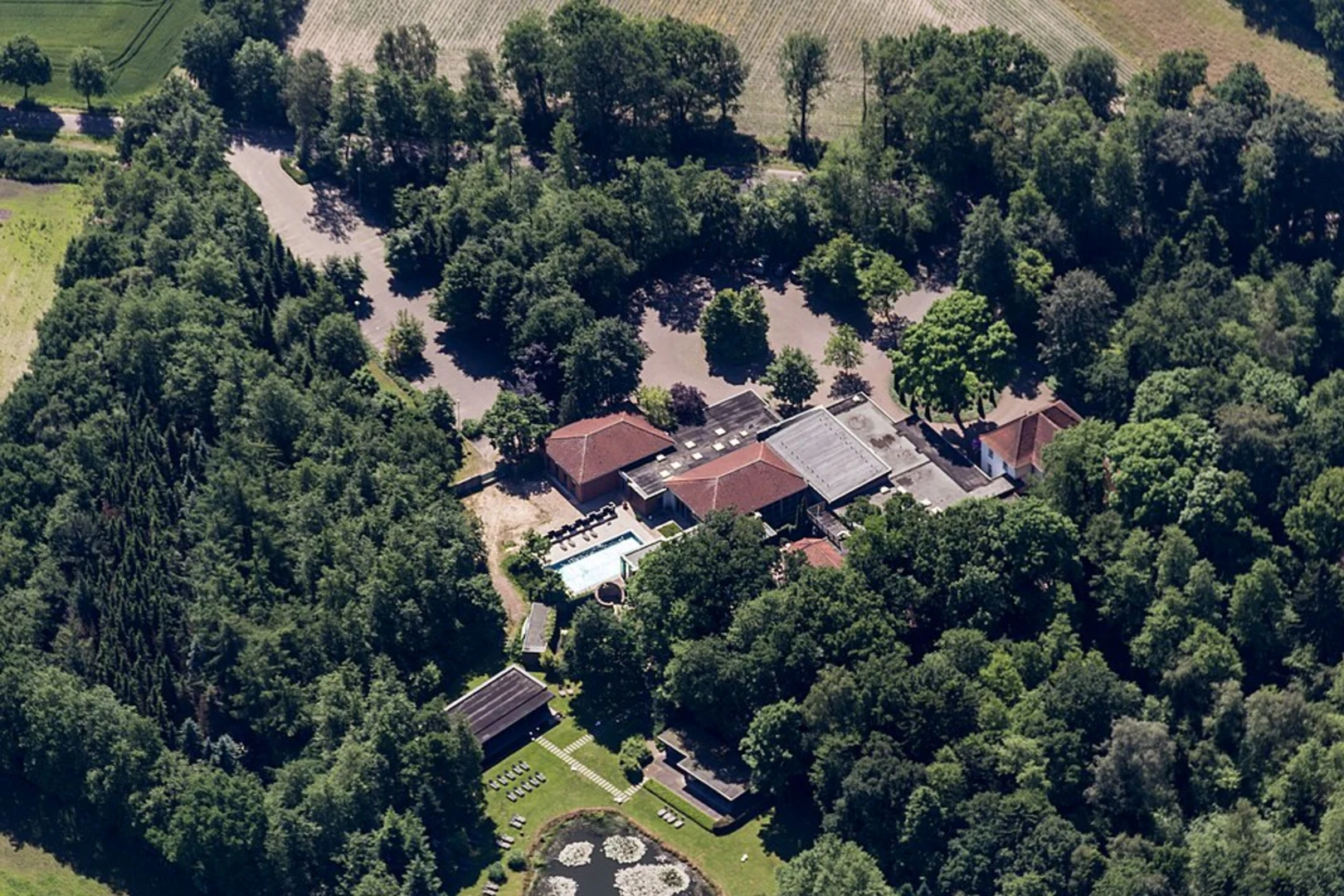 An image depicting the trail Waldfreibad Steinbeck, Buchholz and Mertensberg Loop and its surrounding area.