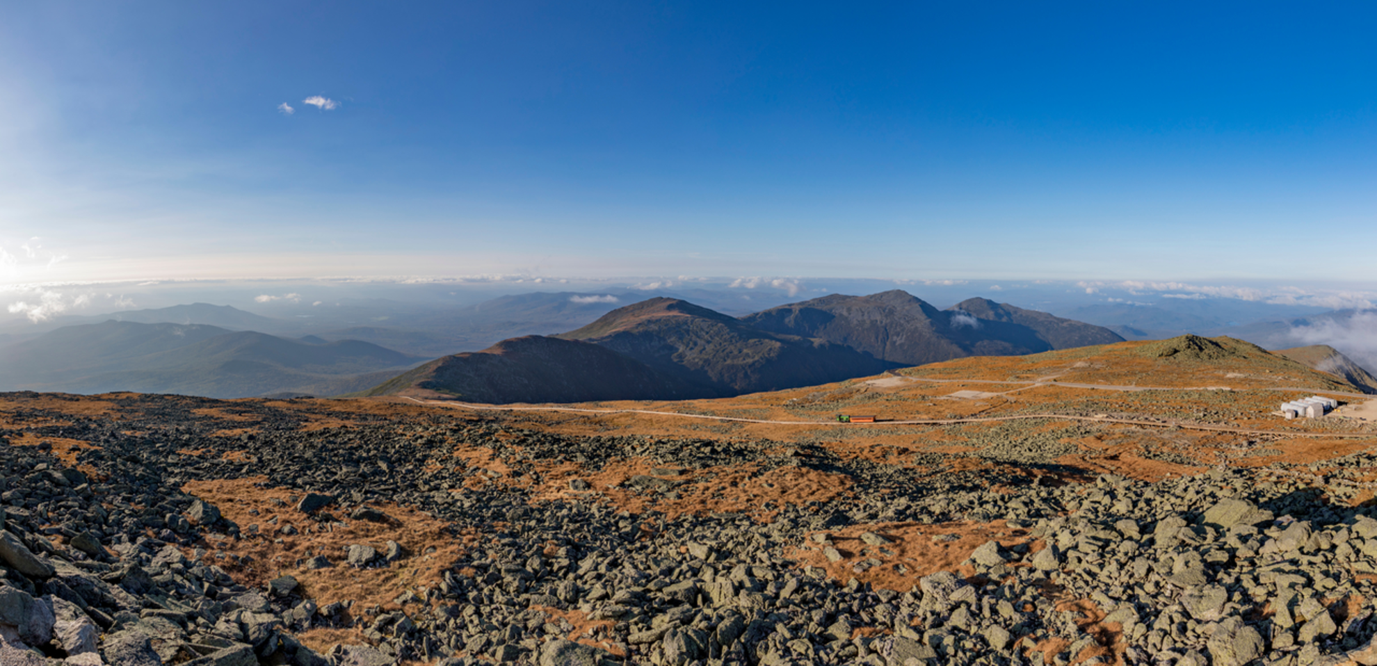 An image depicting the trail Tuckerman Ravine Trail and its surrounding area.