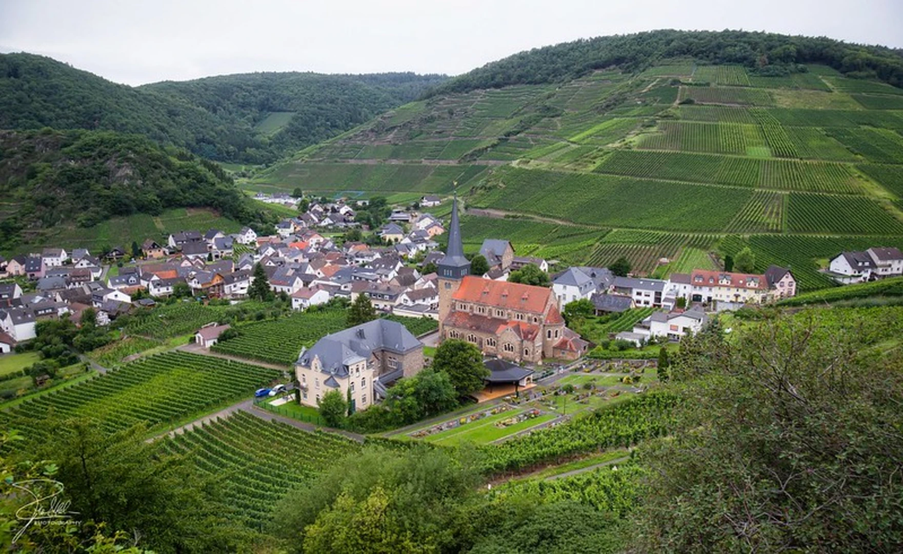 An image depicting the trail Altenahr Rundweg and Winzerweg and its surrounding area.