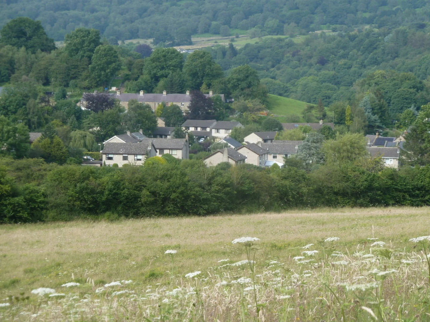 An image depicting the trail Calver - Bramley Wood and Bank Wood and its surrounding area.