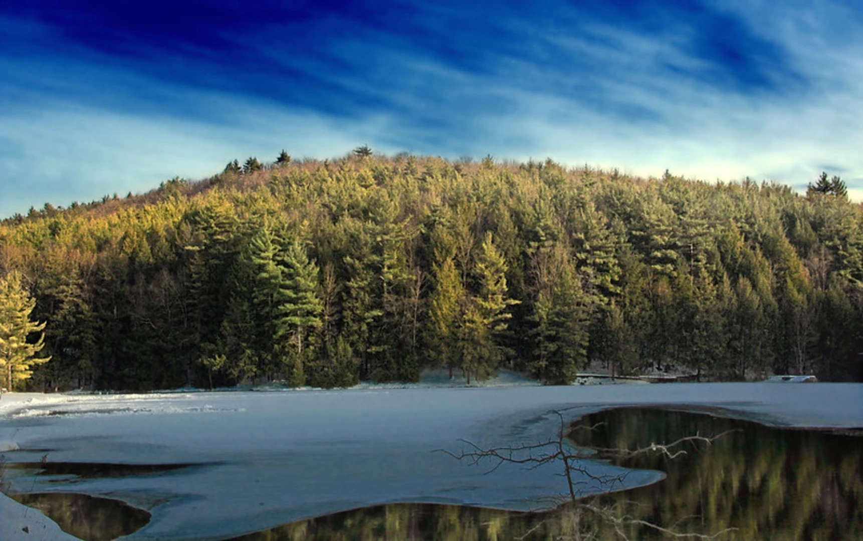 An image depicting the trail Half Way Lake Loop Trail via Boiling Spring Trail and its surrounding area.