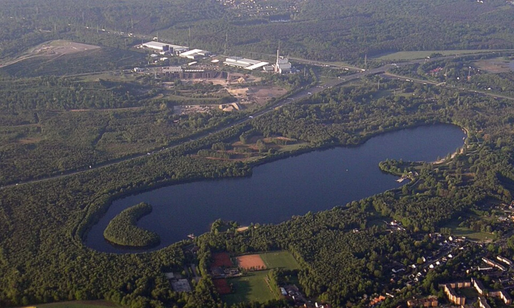 An image depicting the trail Altwarmbüchener See Loop and its surrounding area.