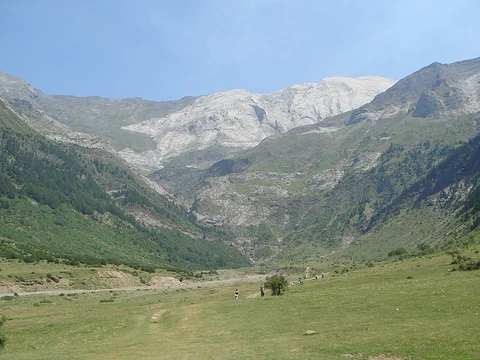 An image depicting the trail Circo Monte Perdido - Cascada de La Larri and its surrounding area.