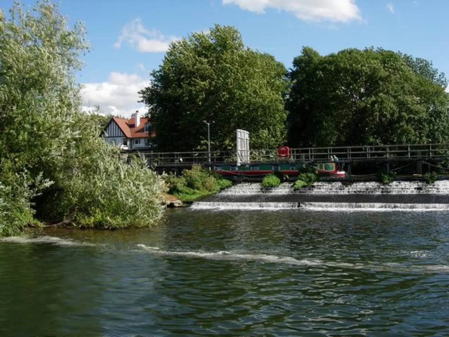 An image depicting the trail Molesey to Walton on Thames Loop via Thames Path and its surrounding area.