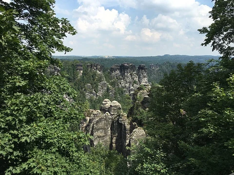 An image depicting the trail Gautschgrotte via Malerweg and Kamenz Kuhstall and its surrounding area.