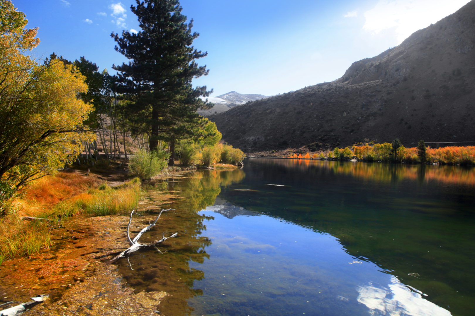 An image depicting the trail Midnight Lake and Hungry Packer Lake via Sabrina Basin Trail and its surrounding area.