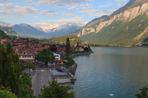 An image depicting the trail Uferweg Erlebnis Brienzersee and its surrounding area.