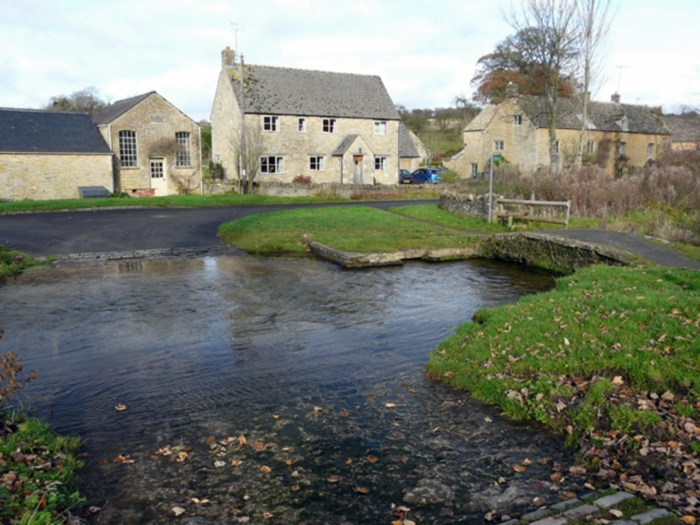 An image depicting the trail Stow on the Wold to Upper Slaughter Walk and its surrounding area.