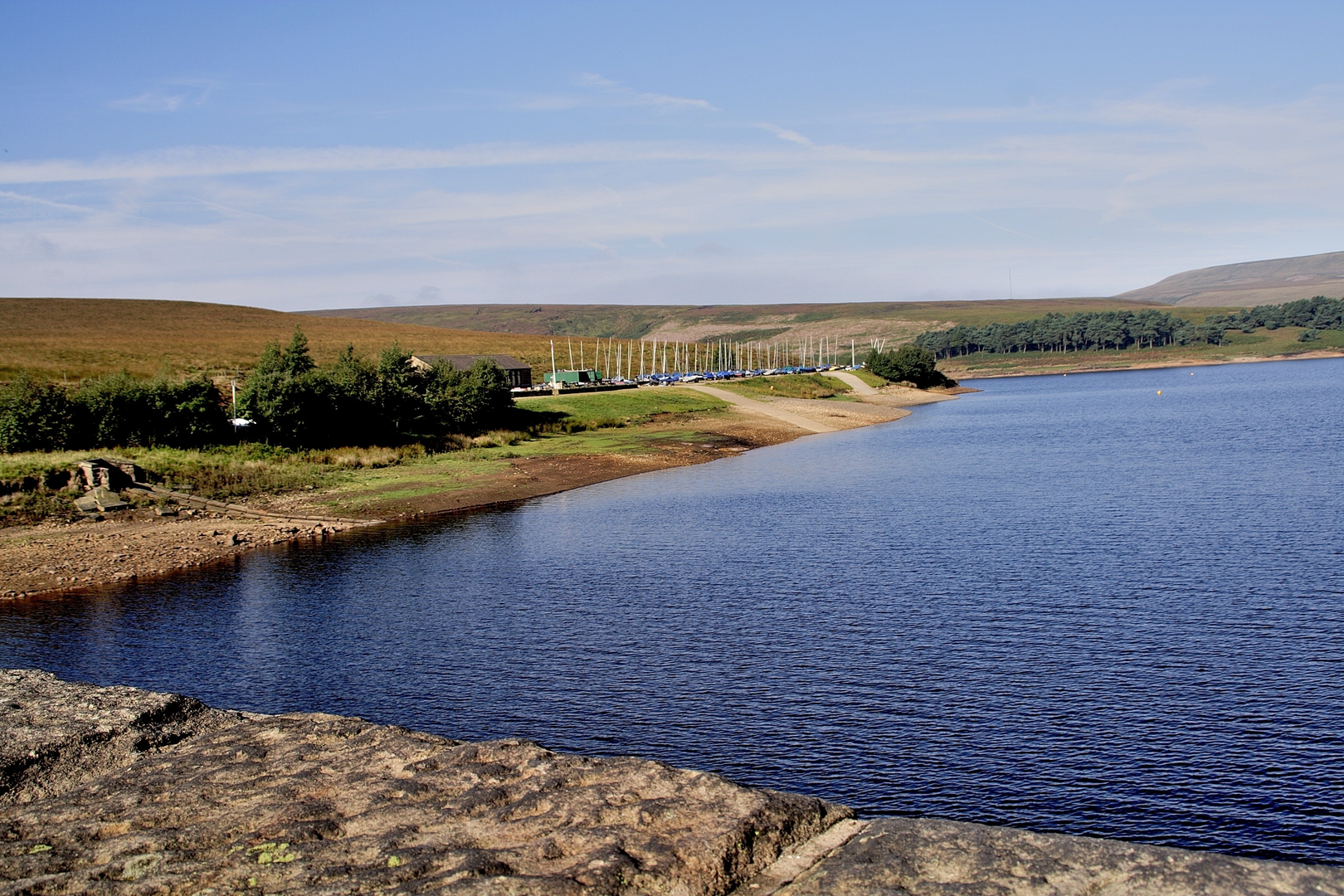 An image depicting the trail Flouch and Winscar and its surrounding area.