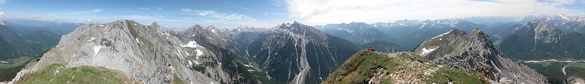 An image depicting the trail Bergweh Karwendel to Mittenwald via Linderspitzen, Sulzleklammspitze and Brunnsteinsteig and its surrounding area.