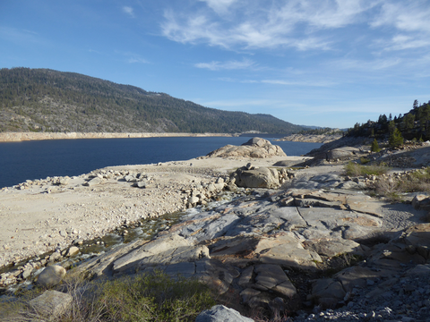 An image depicting the trail Spanish Lake and Lower Geraldine Lake via Statham Loop Trail and its surrounding area.