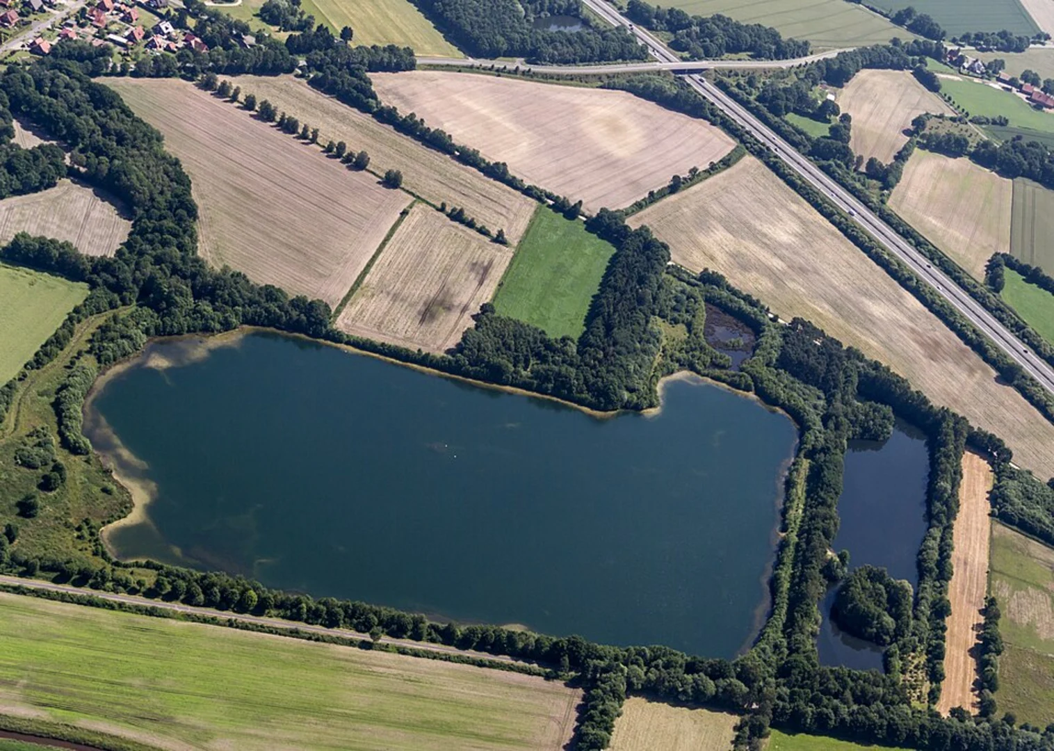 An image depicting the trail Großer Bornhorster See Loop and its surrounding area.