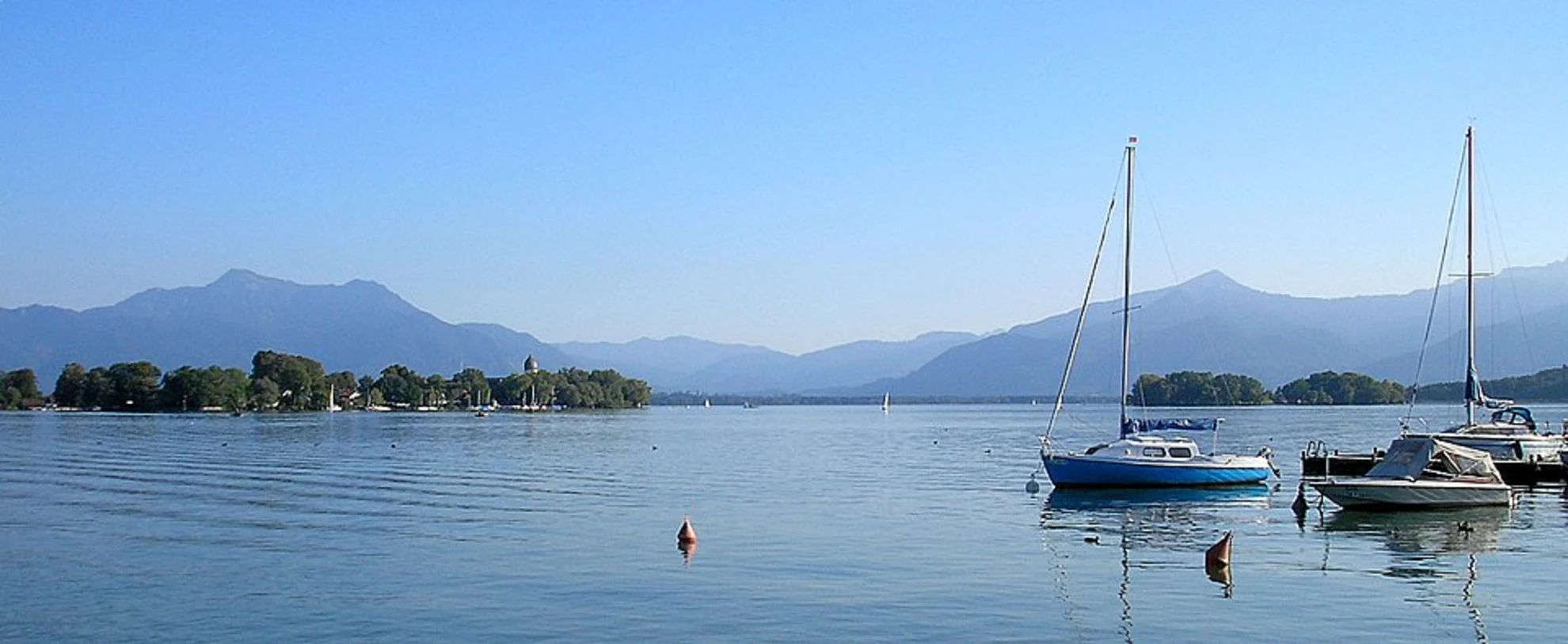 An image depicting the trail Chiemsee Rundweg Tour 3 Loop and its surrounding area.