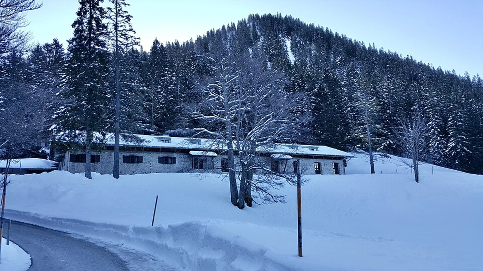 An image depicting the trail Traumschleife Domblick Loop and its surrounding area.