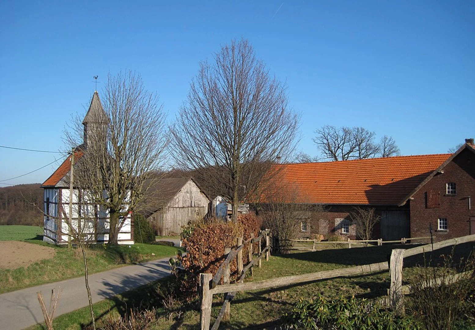 An image depicting the trail Hexenteich Loop via Rund um Oesbern and its surrounding area.