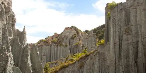 An image depicting the trail Pinnacles Lookout from Te Kopi and its surrounding area.