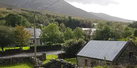 An image depicting the trail Murrisk Pier Loop and its surrounding area.