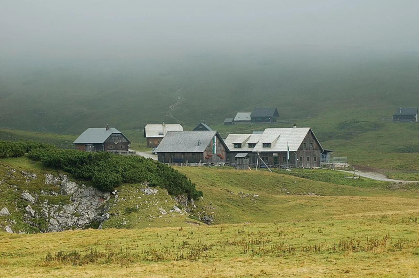 An image depicting the trail Familientour zum Windberg im Naturpark Mürzer Oberland and its surrounding area.