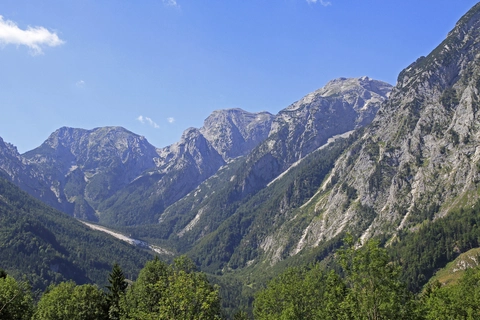 An image depicting the trail Grafenbergalm to Kufstein - Alpine Trail and its surrounding area.