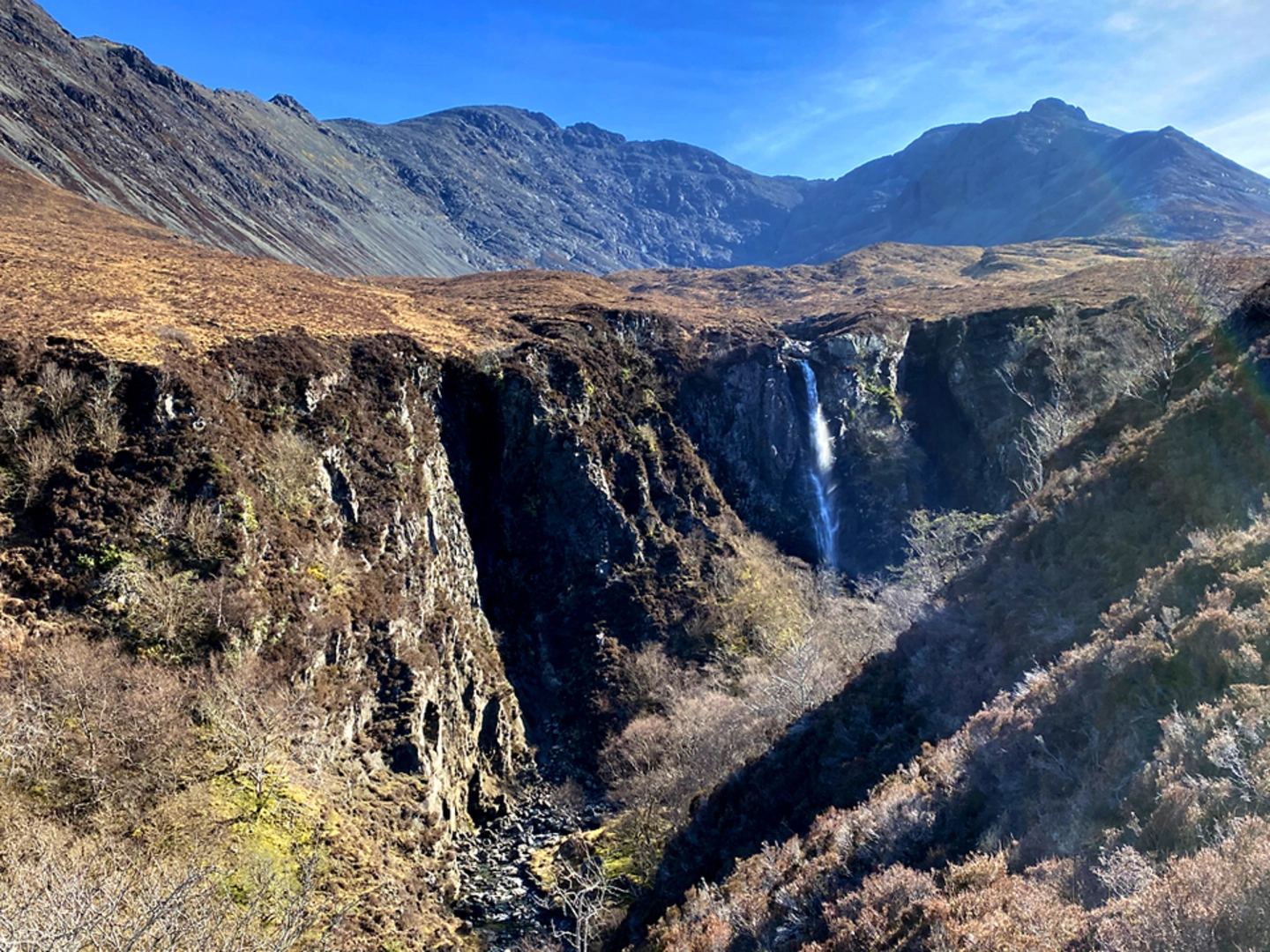 An image depicting the trail Coire na Banachdich Walk from Glen Brittle and its surrounding area.