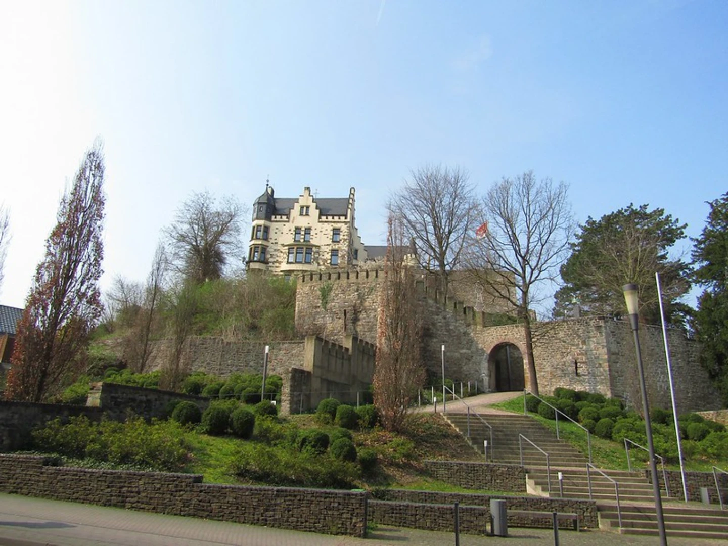 An image depicting the trail Grenzlandweg and Herzogenrath Loop and its surrounding area.