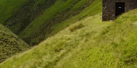 An image depicting the trail Oyster Clough and Blackden Edge from Birchen Clough and its surrounding area.