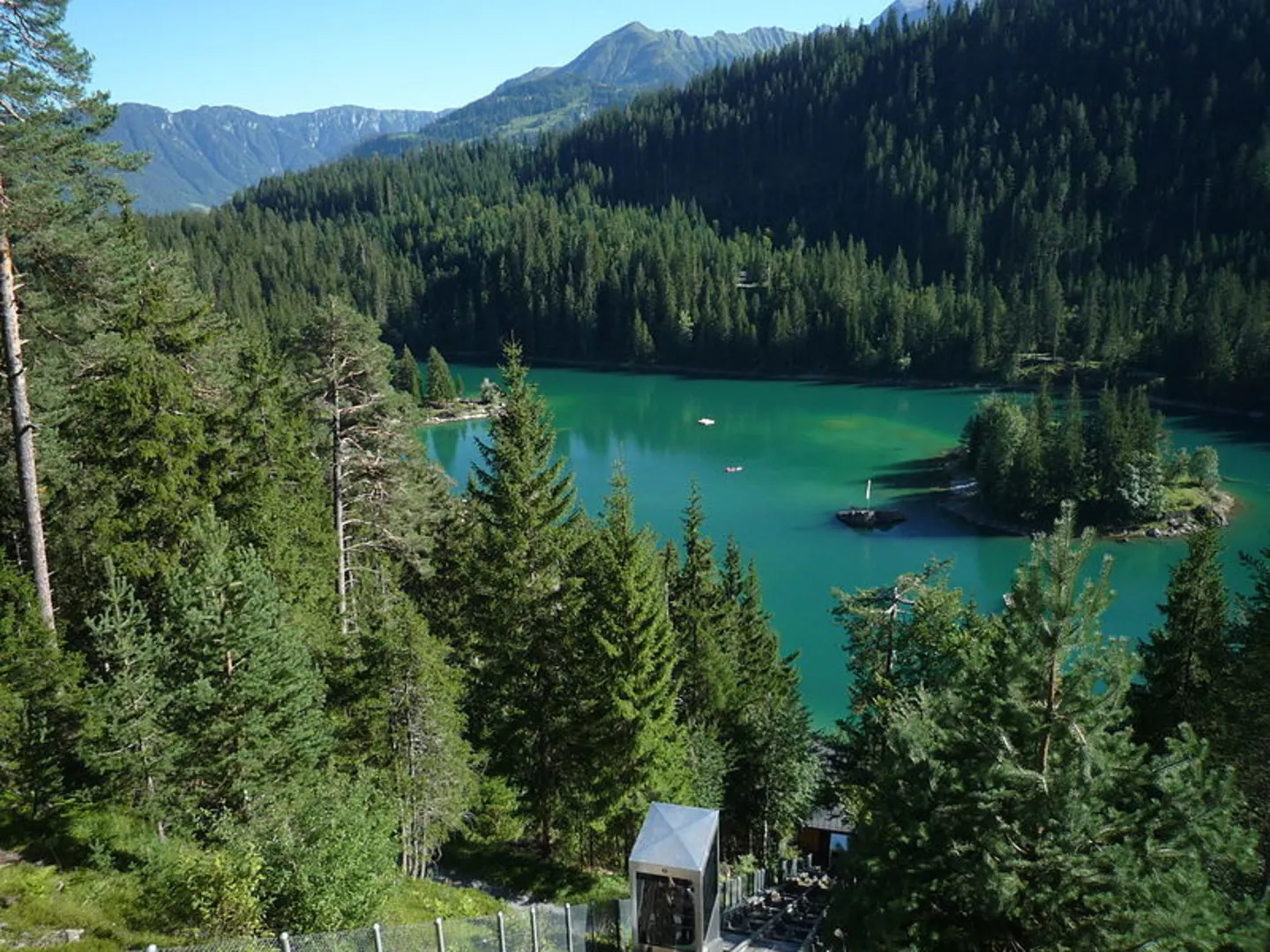 An image depicting the trail Senda Ruinaulta and its surrounding area.