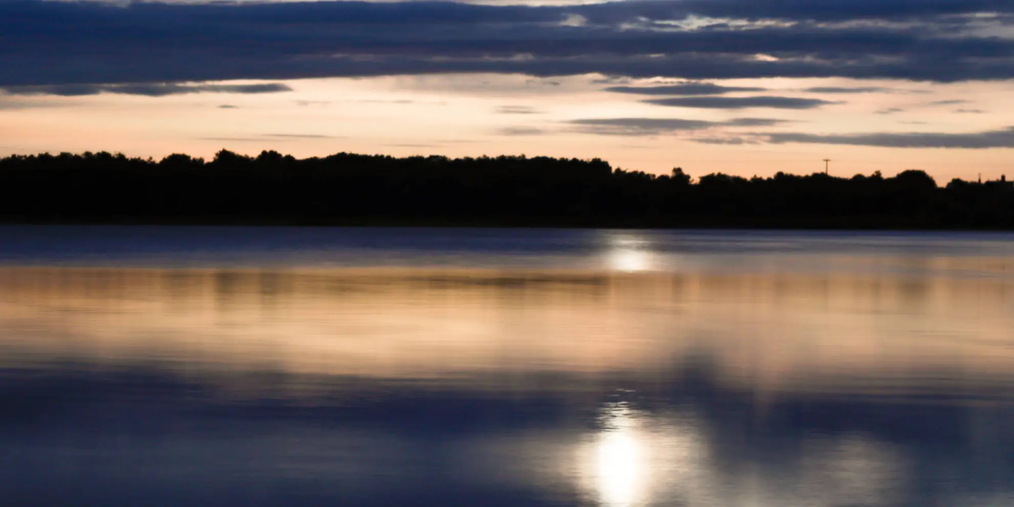 An image depicting the trail Blackmoorfoot Reservoir Walk and its surrounding area.