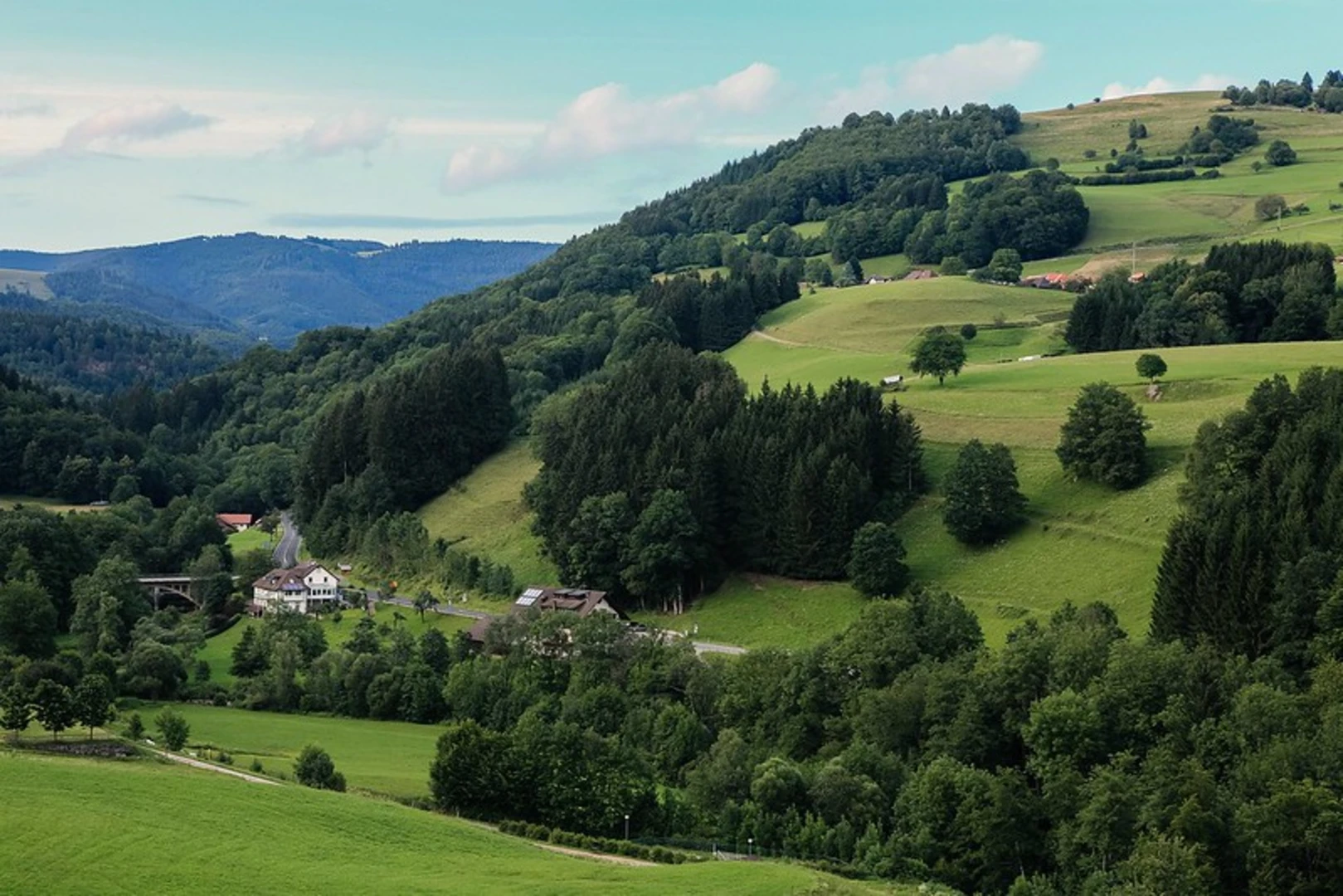 An image depicting the trail Schonmuenzach to Gompelscheuer via Schwarzwald Schoenbuch Weg and its surrounding area.