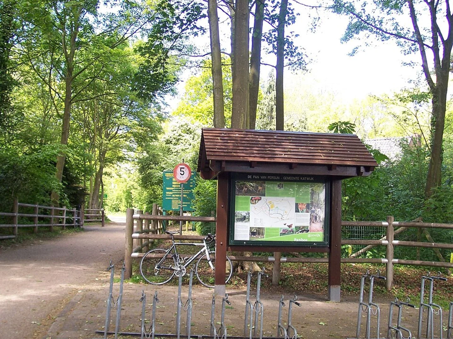 An image depicting the trail Knolletjesdel, meyvogele del, Nieuwe Plas and Wassenaarse Weg and its surrounding area.