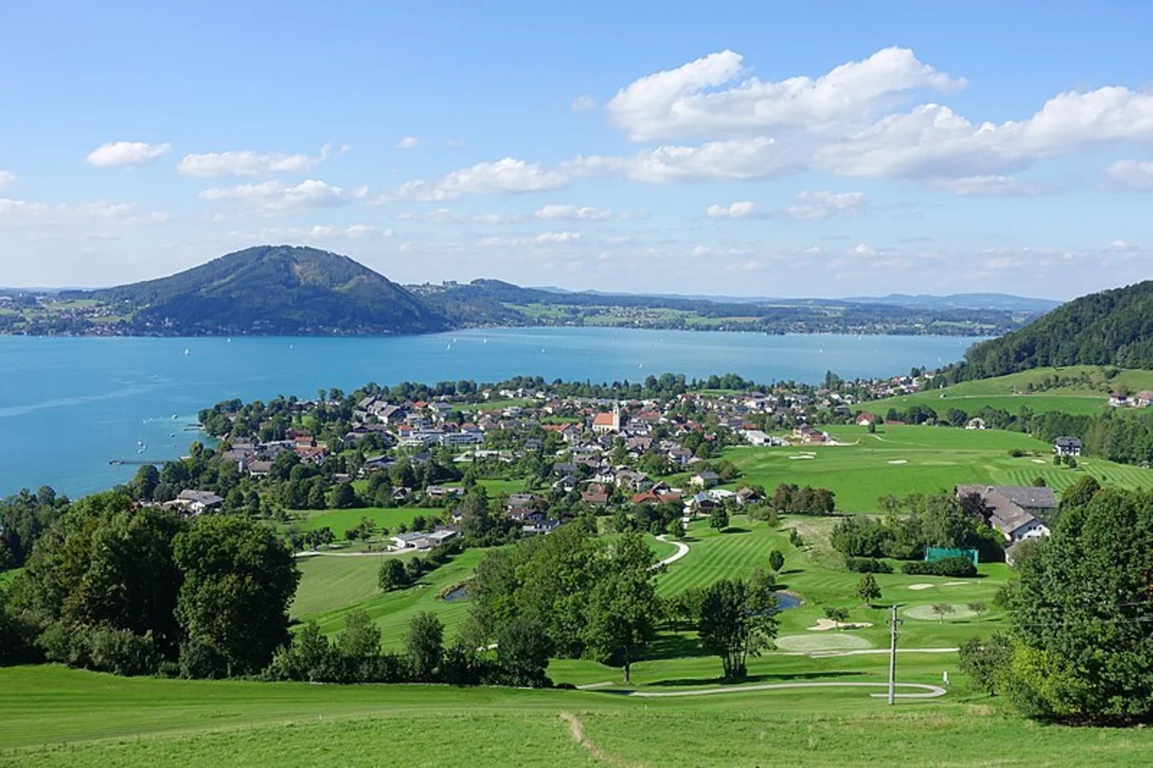 An image depicting the trail Hochkreuthway and its surrounding area.