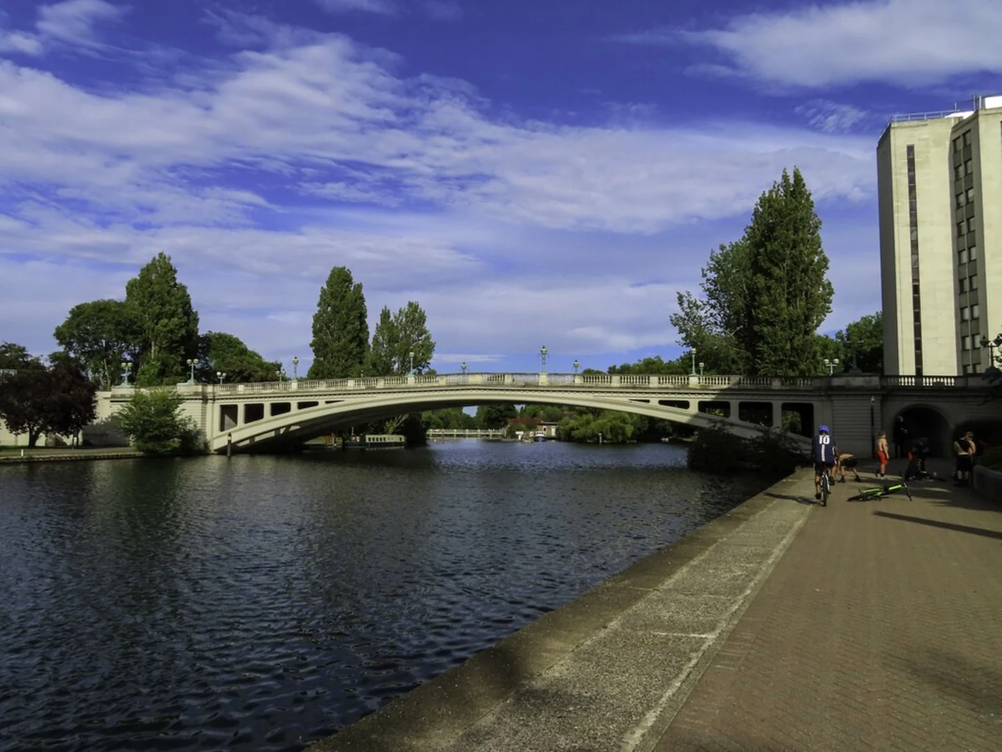 An image depicting the trail Reading to Henley on Thames Walk and its surrounding area.