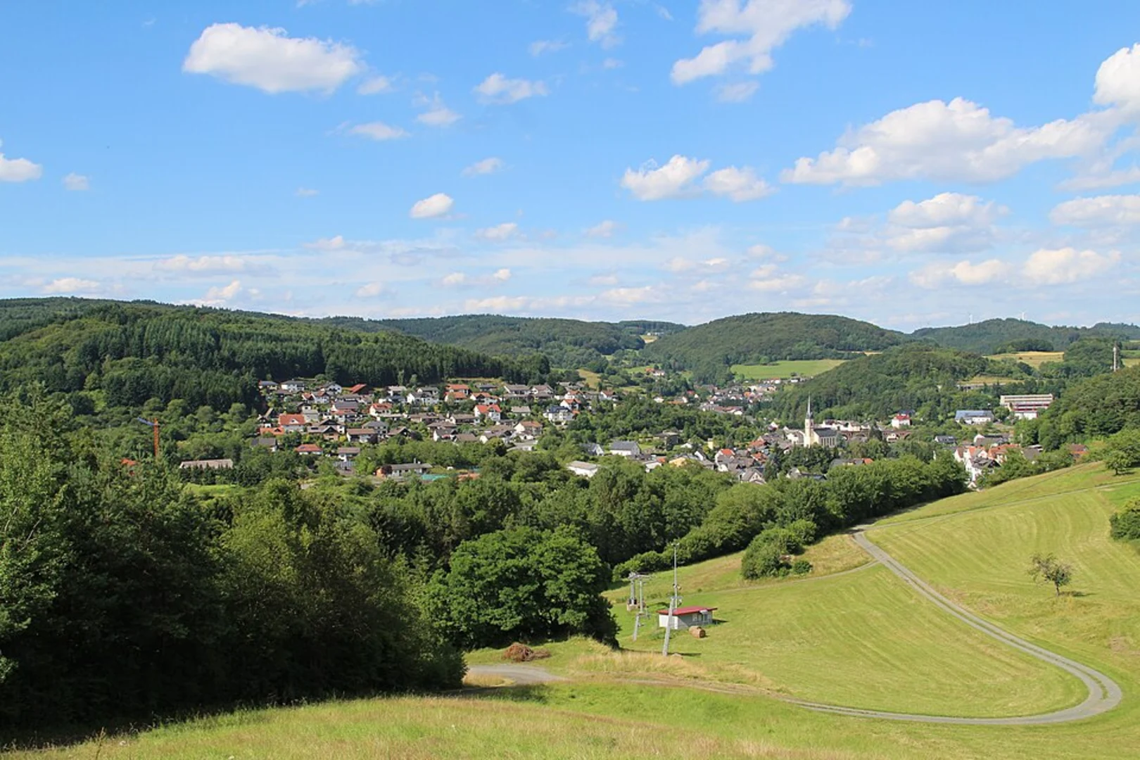 An image depicting the trail Hülsberg, Kalksteinklippen and Wendeberg Loop and its surrounding area.
