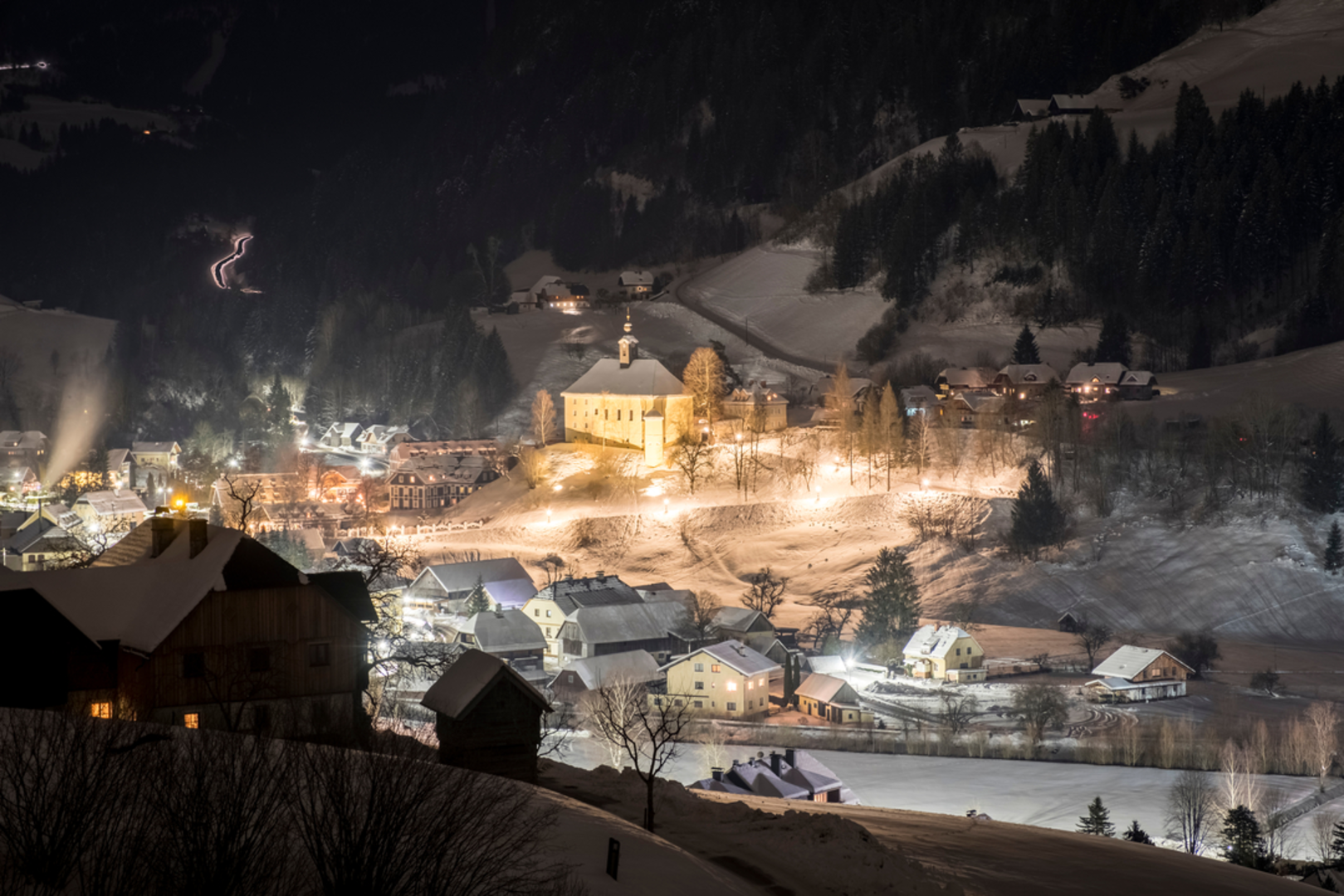 An image depicting the trail Watercastle Roundway and its surrounding area.