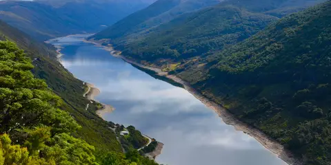 An image depicting the trail Sylvester Hut Track and its surrounding area.