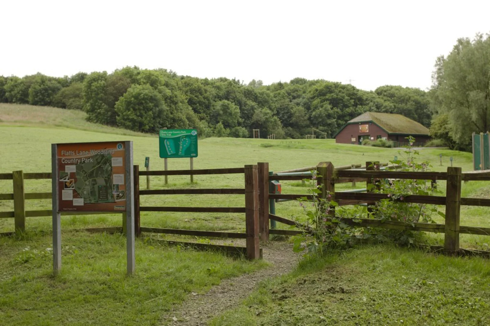 An image depicting the trail Flatts Lane Country Park Loop and its surrounding area.