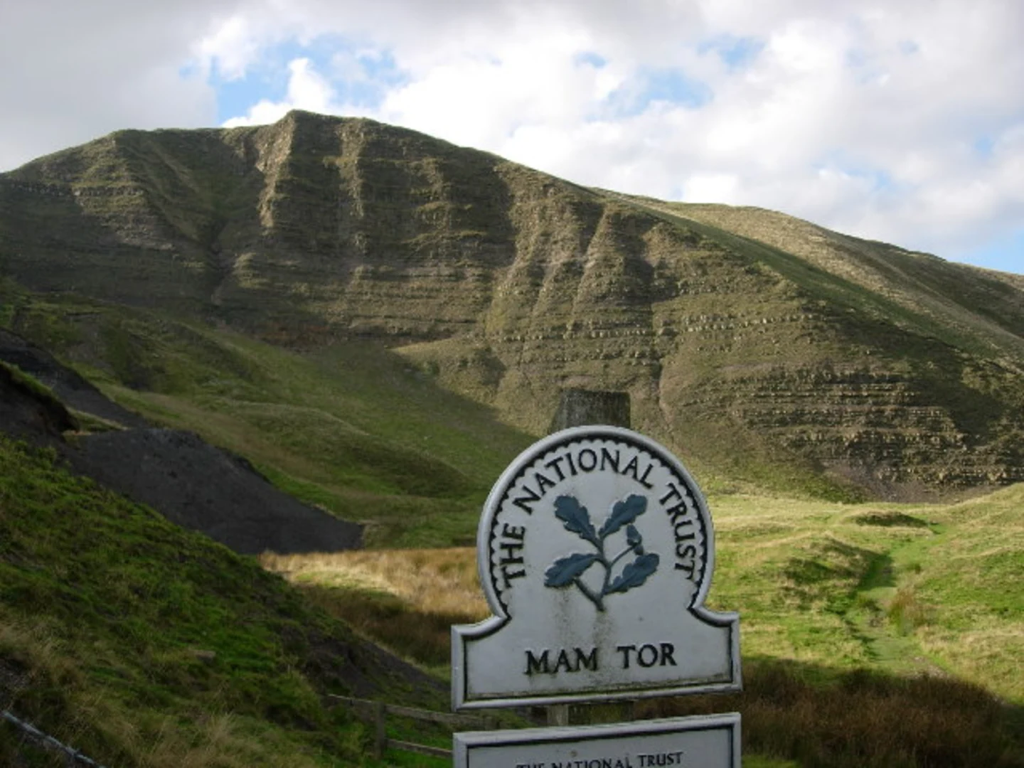 An image depicting the trail Mam Tor, Back Tor and Lose Hill Loop from Castleton and its surrounding area.