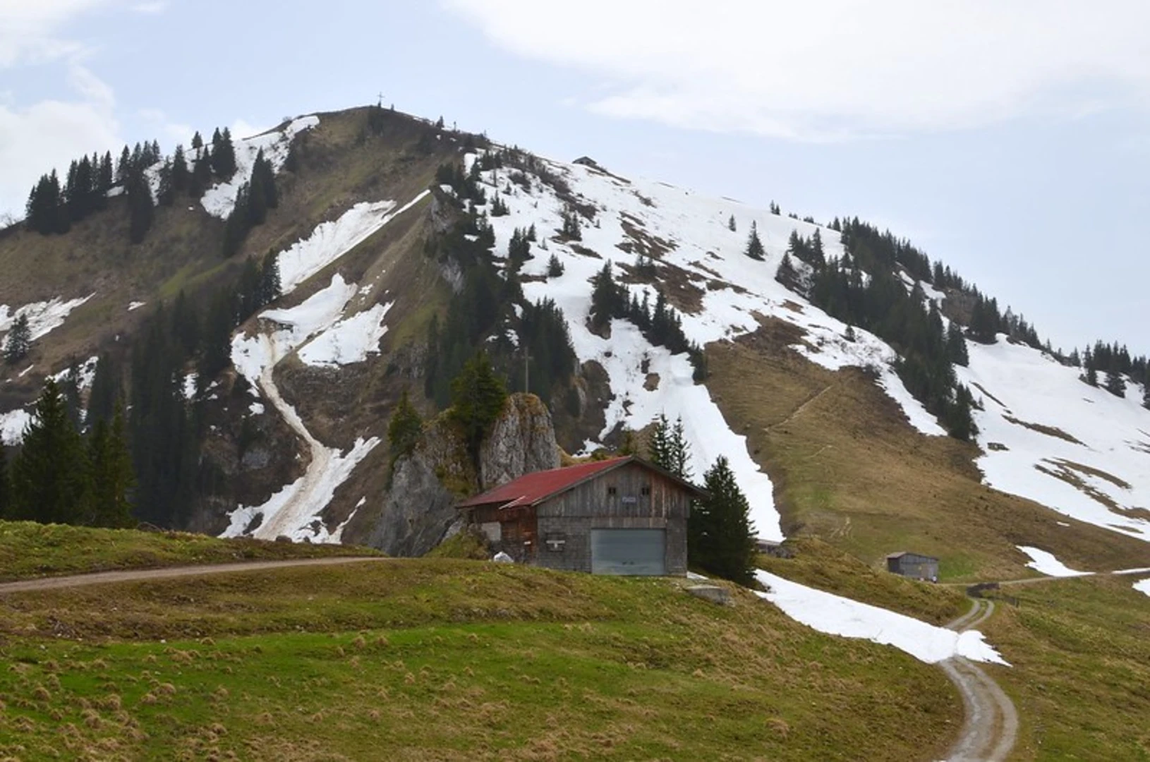 An image depicting the trail Setzberg Peak Walk via Wanderweg 618 Wallberg and its surrounding area.