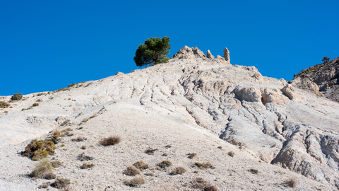An image depicting the trail PR A 21 Canal de la Espartera - Arenales del Trevenque and its surrounding area.