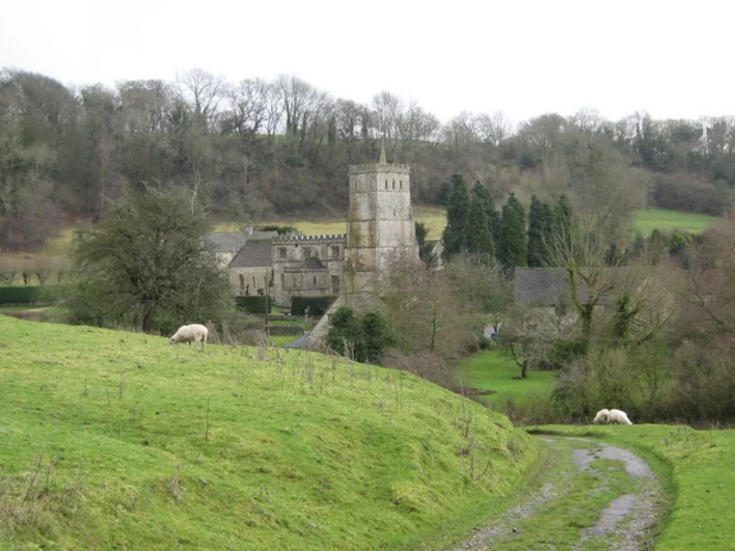 Circular walk via Hawkesbury Church