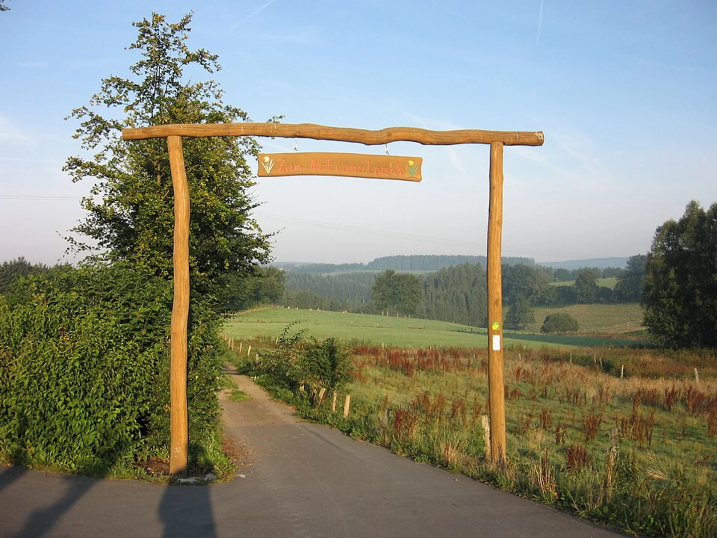 An image depicting the trail Naturhaus Seebend Webereimuseum via Eifelsteig and its surrounding area.