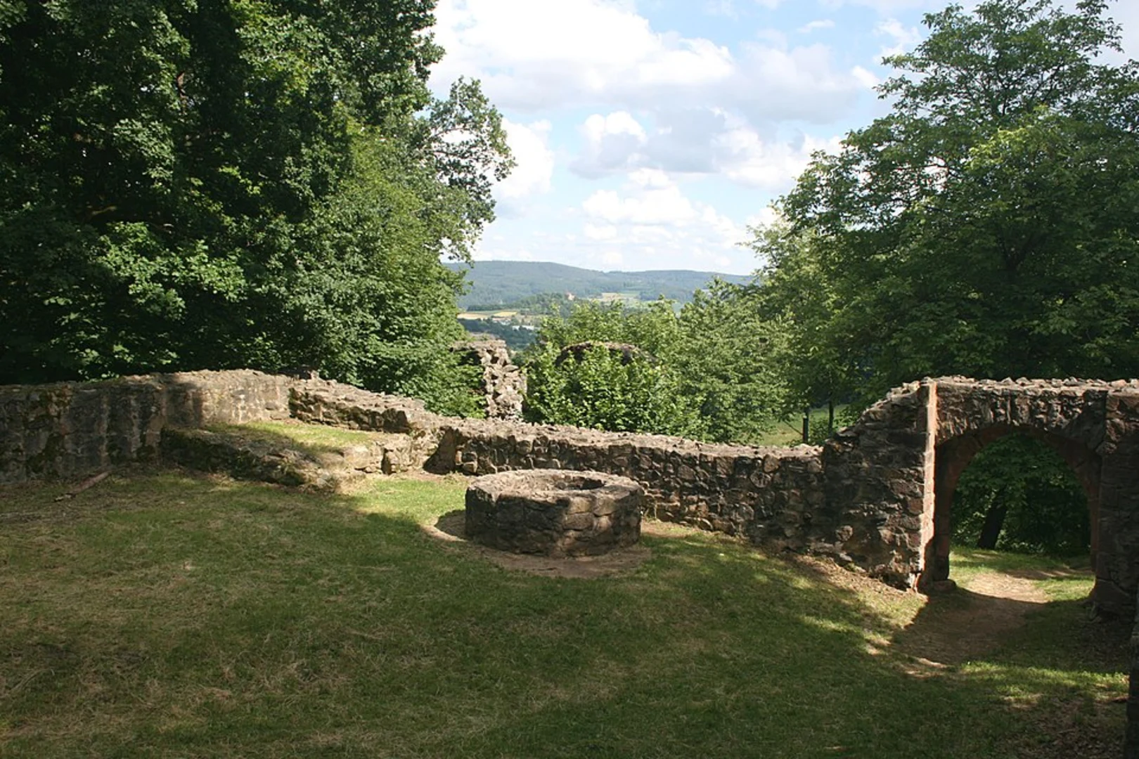 An image depicting the trail Walberla, Rodenstein, Moritzbach Wasserfall and Burgstall Burgstein via Jubilaeumsweg and its surrounding area.
