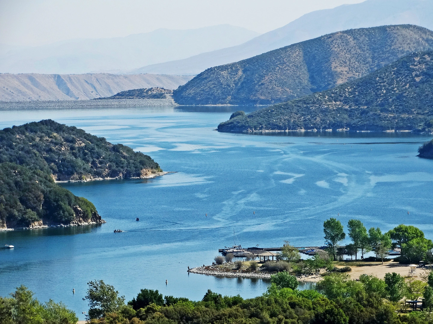 An image depicting the trail Silverwood Lake via PCT and its surrounding area.